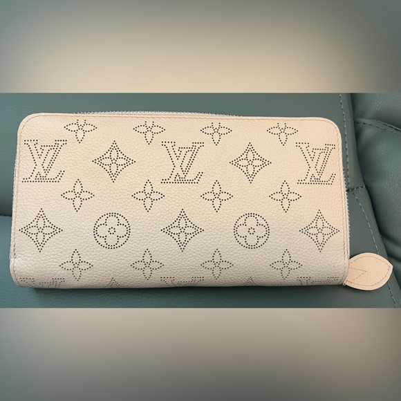 Like New Louis Vuitton Zippy Wallet - Picture 6 of 11